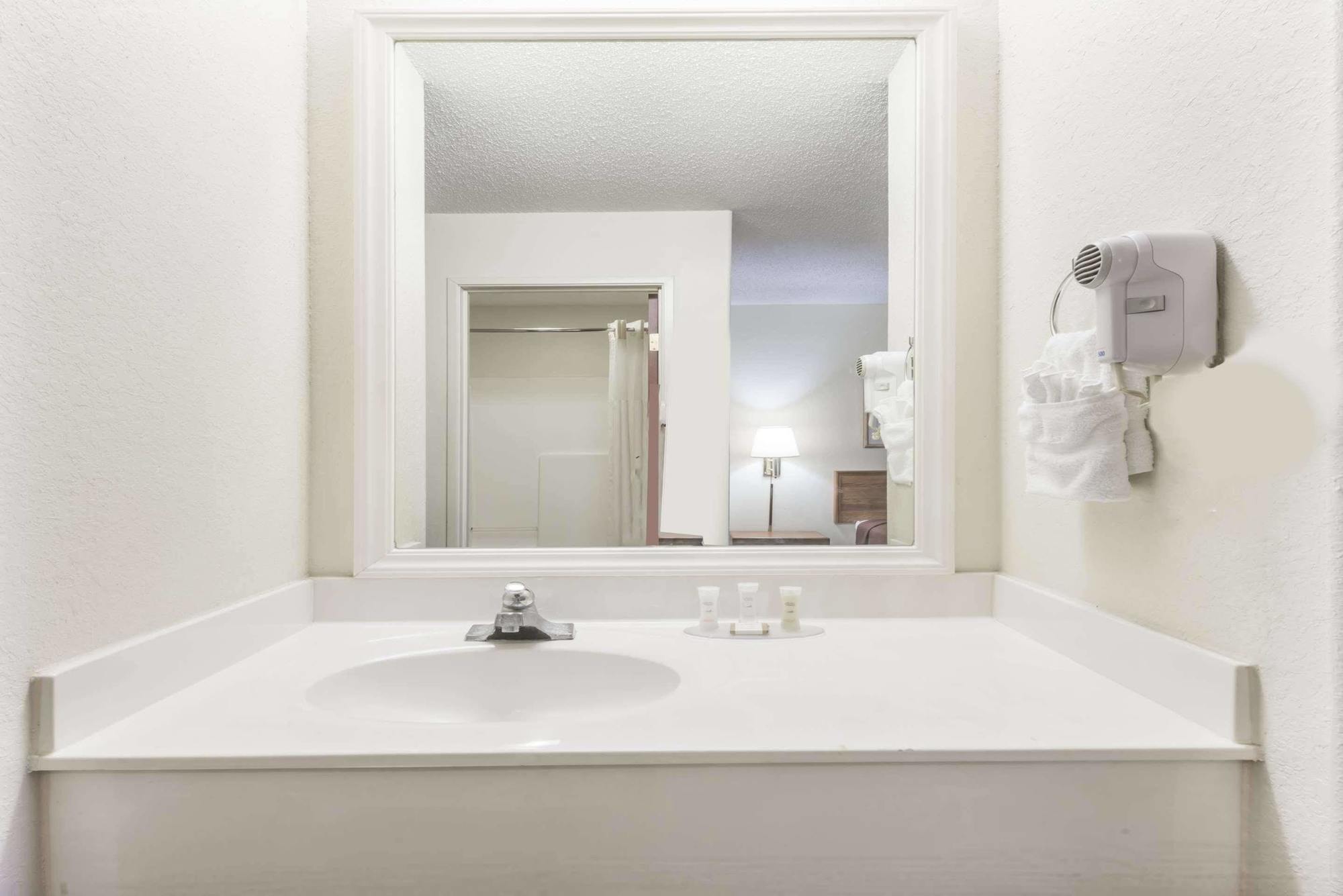 Howard Johnson By Wyndham Iowa La Bagian luar foto