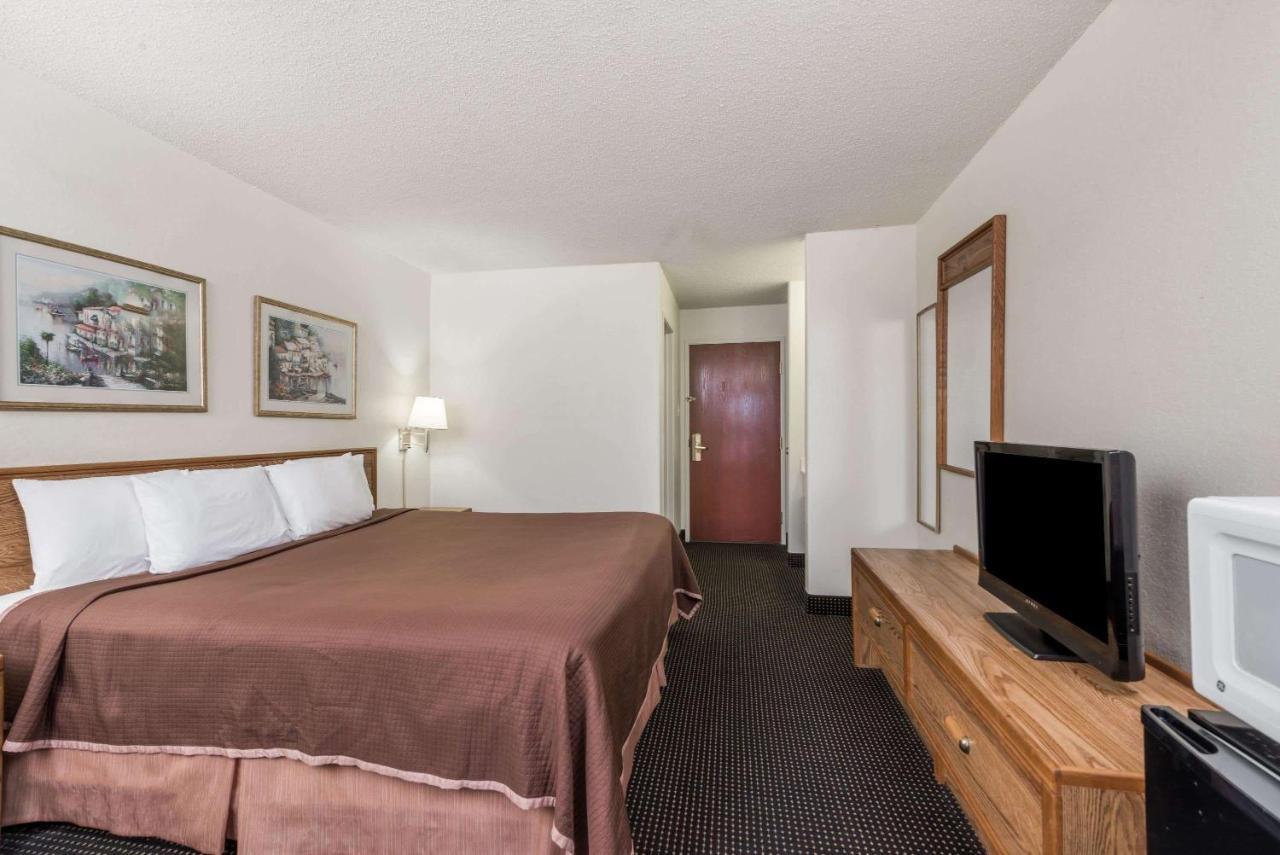 Howard Johnson By Wyndham Iowa La Bagian luar foto