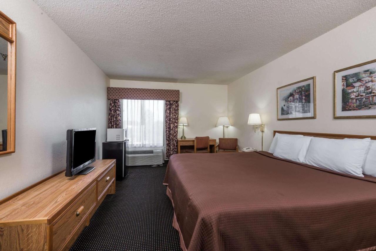 Howard Johnson By Wyndham Iowa La Bagian luar foto