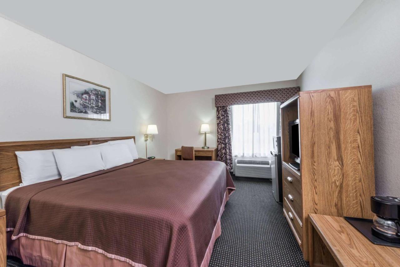 Howard Johnson By Wyndham Iowa La Bagian luar foto