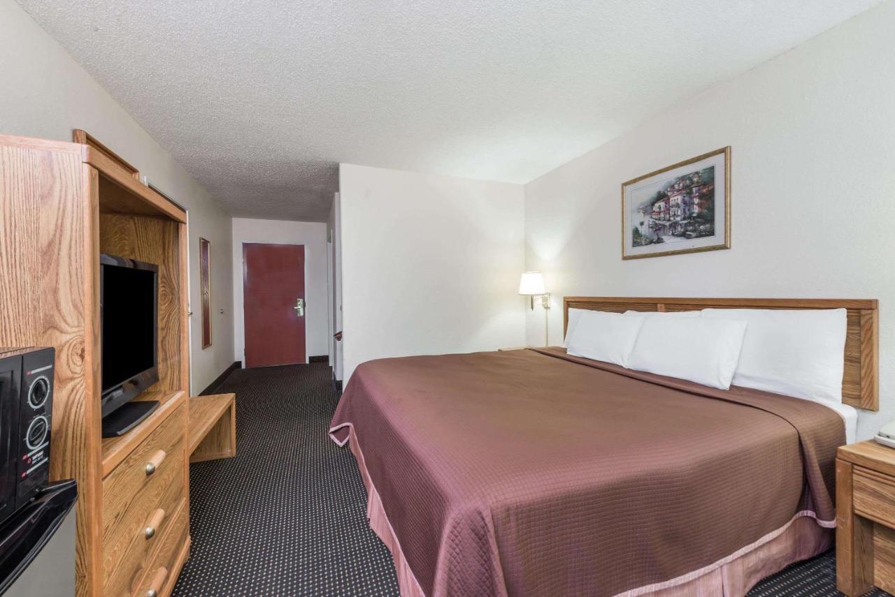 Howard Johnson By Wyndham Iowa La Bagian luar foto