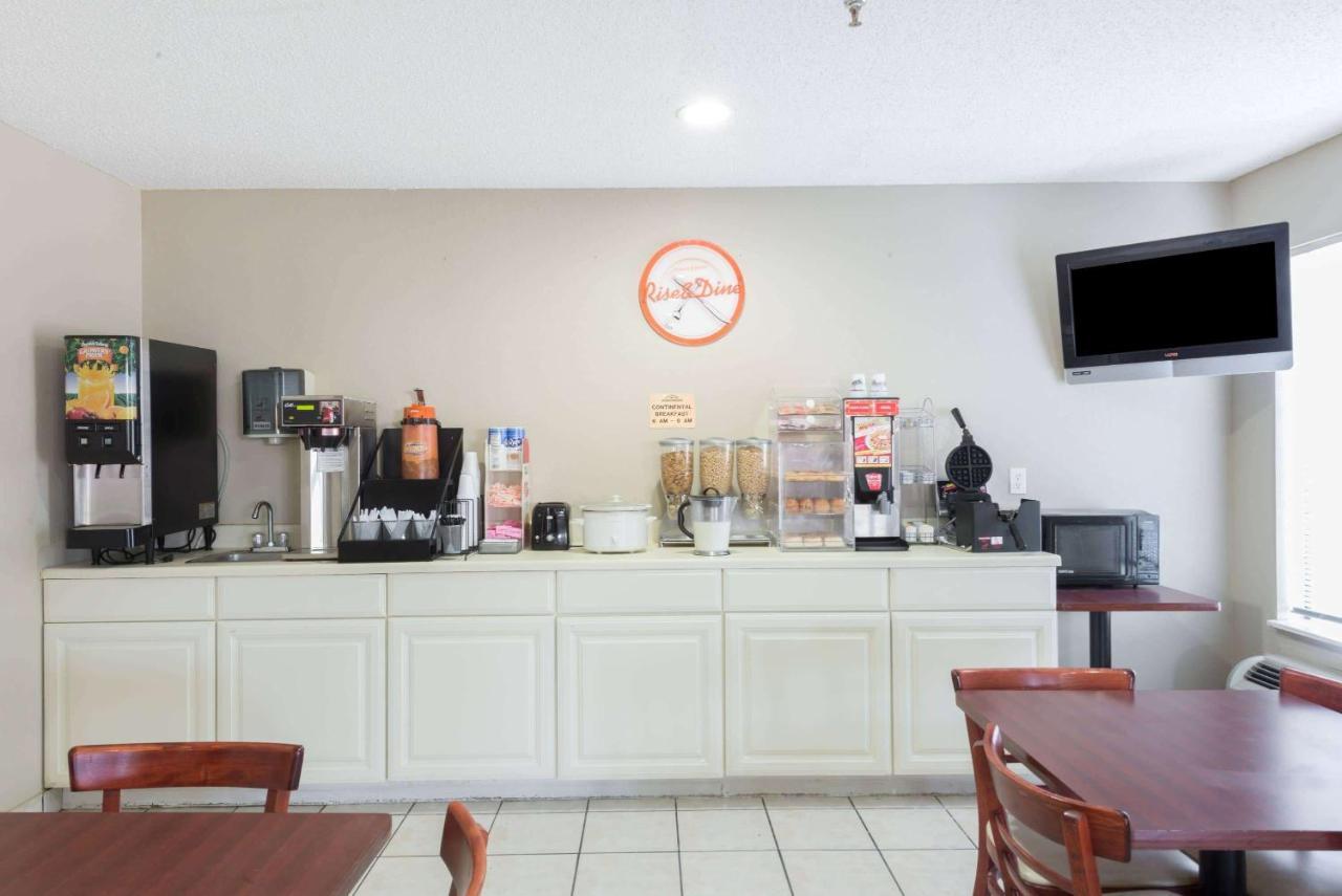 Howard Johnson By Wyndham Iowa La Bagian luar foto